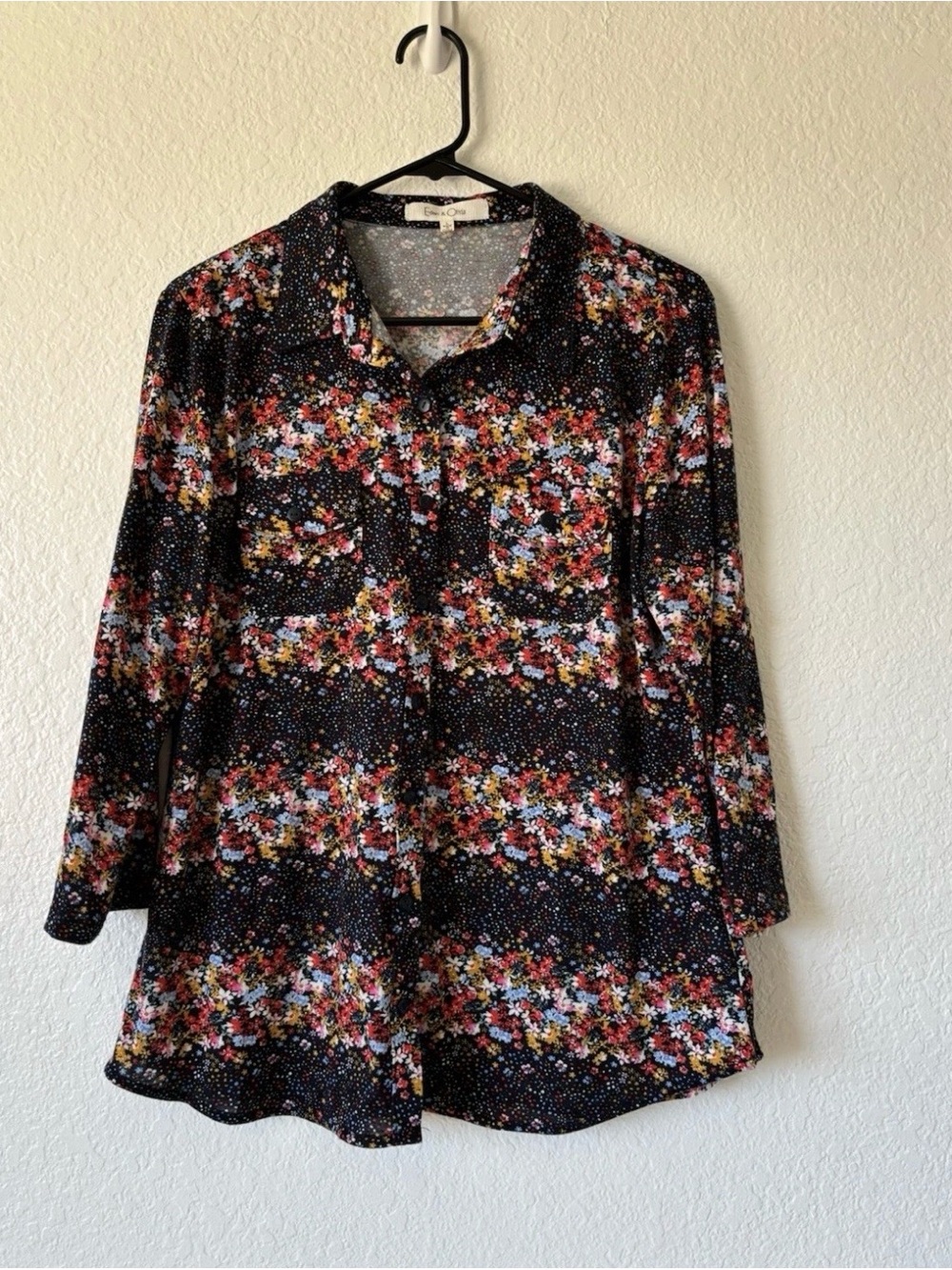Eden & Olivia Floral Button Down Blouse
Navy Blue Roll Tab Sleeve Top Size L